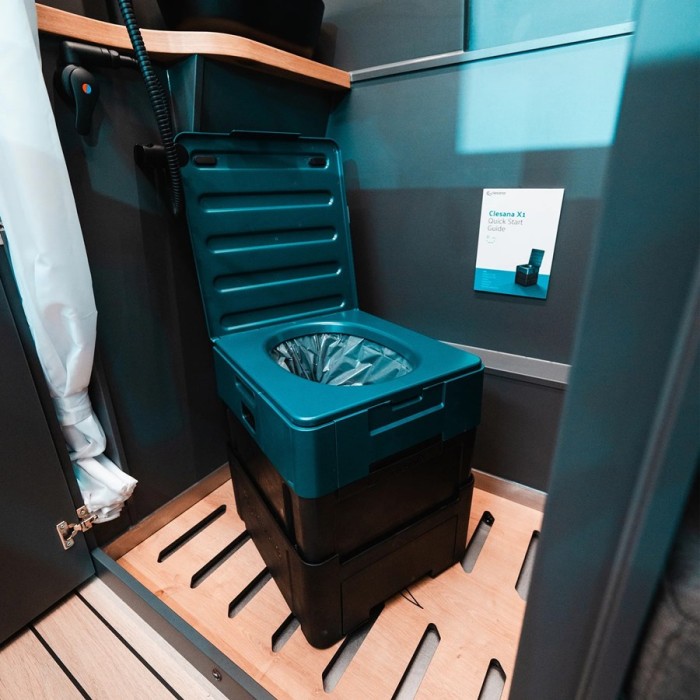 Inodoro portátil Clesana X1 con sistema de termosellado automático /Mobbec