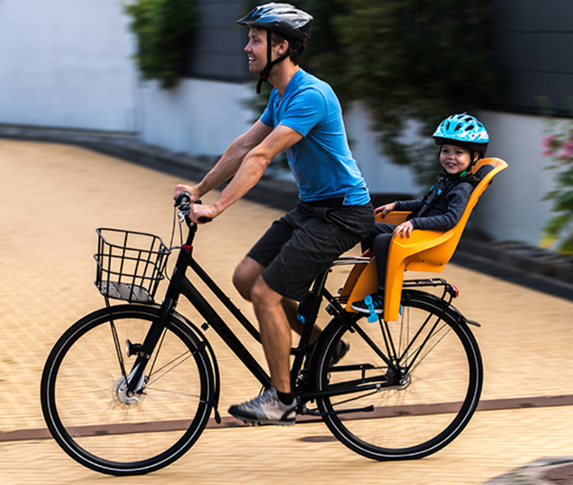Practica deporte en familia: sillitas para bicicletas